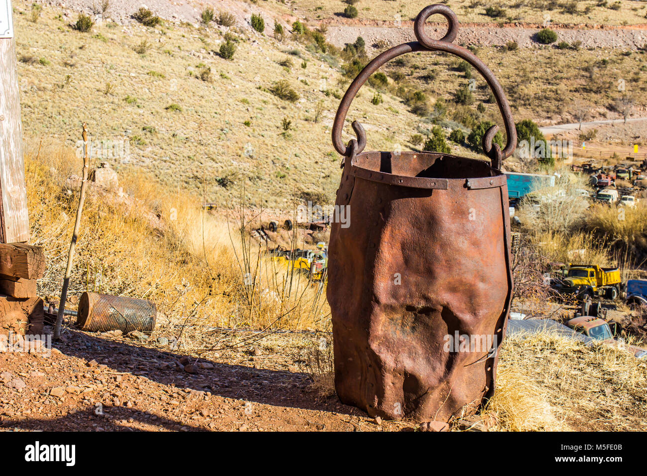 Vintage Rusty ammaccato benna minerale una volta usati in operazioni di data mining Foto Stock