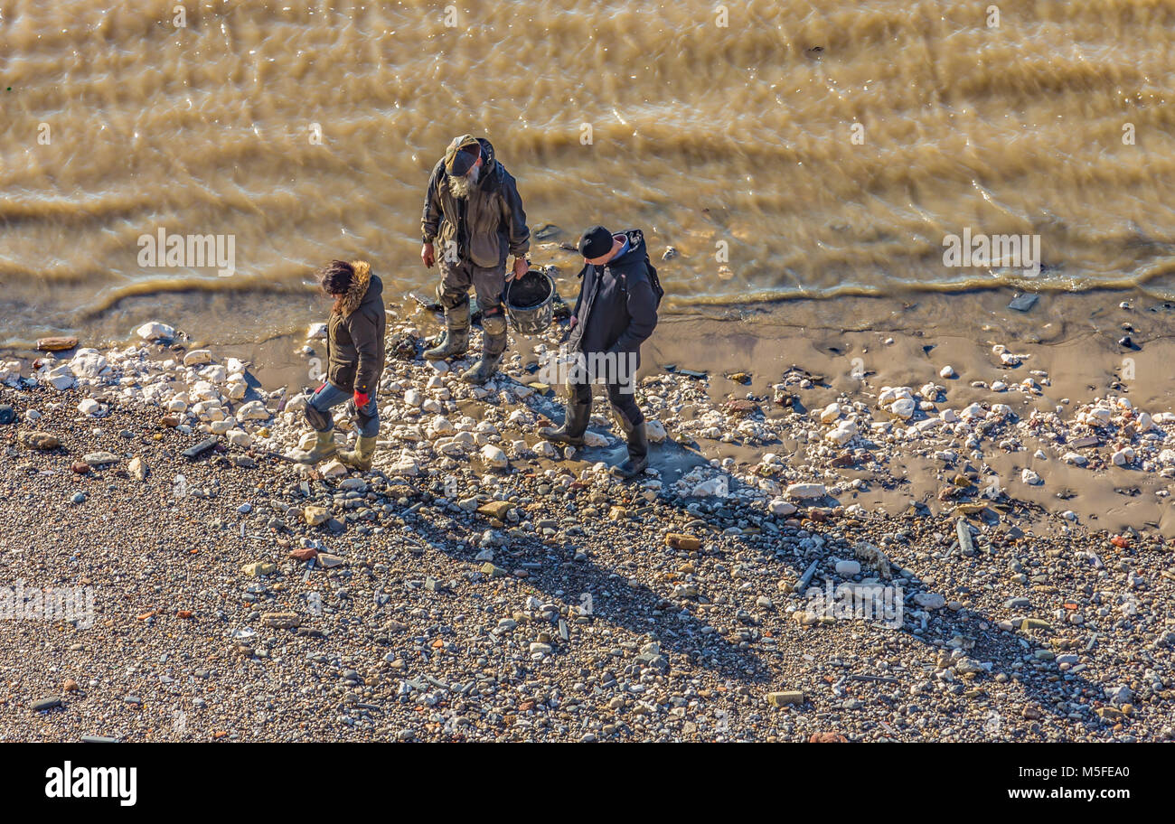 Greenwich, London, Regno Unito - 20 Gennaio 2017: Tre persone searcrhing del Tesoro sul Fiume Tamigi Foto Stock