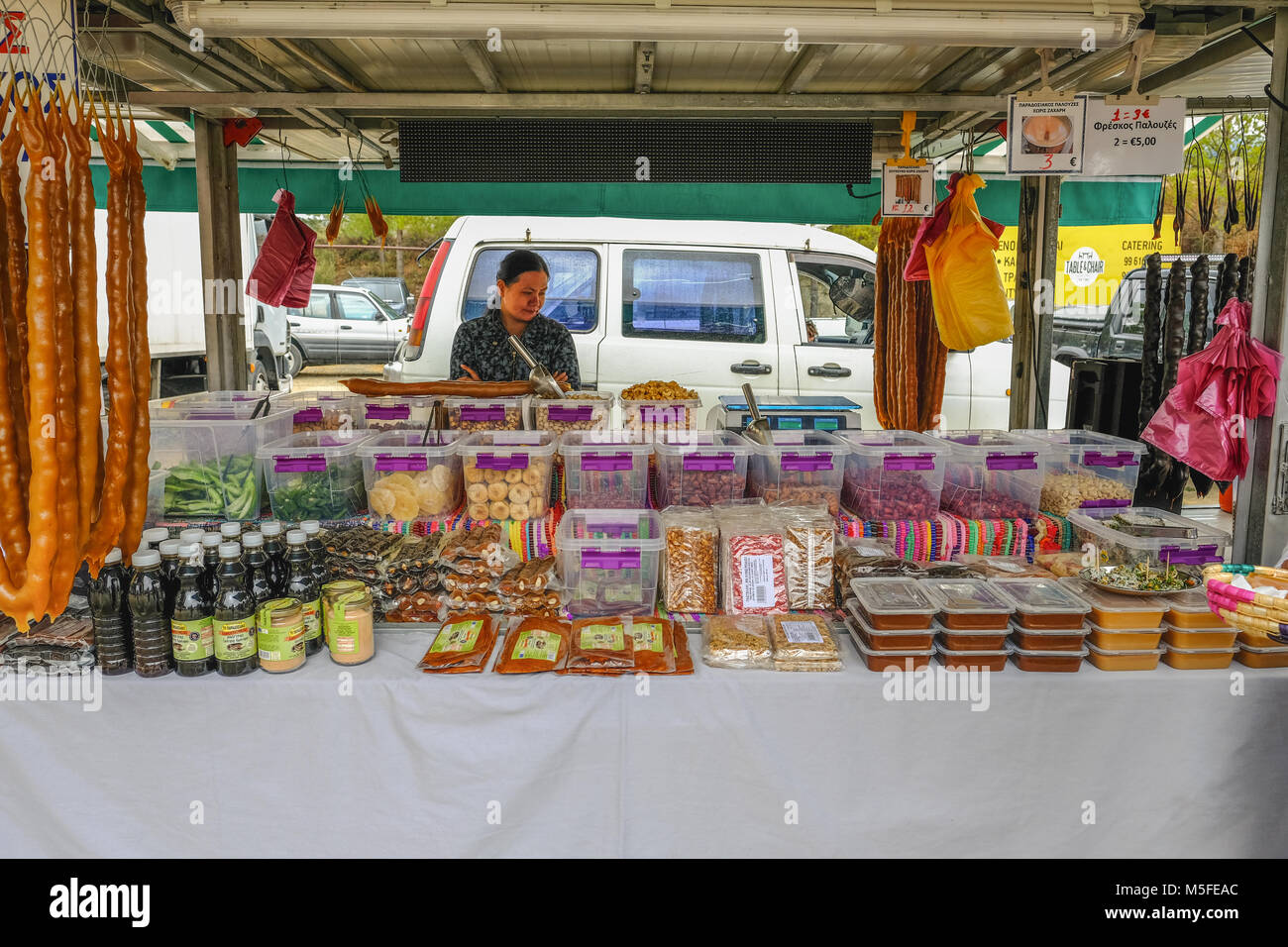 Arsos, Cipro - 8 Ottobre 2017: stallo a la sagra del paese la vendita di dadi e dolci. Foto Stock