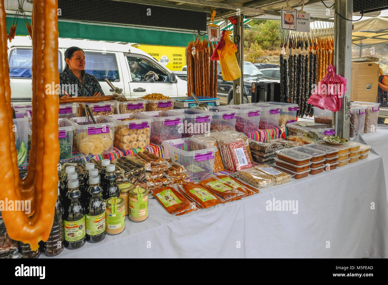 Arsos, Cipro - 8 Ottobre 2017: stallo a la sagra del paese la vendita di dadi e dolci. Foto Stock