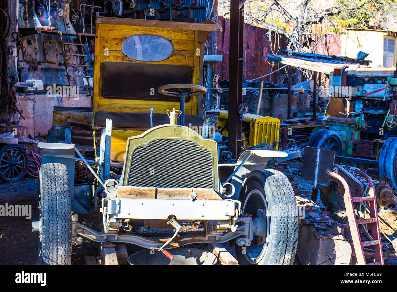 Vintage Antique Automobile nel cantiere di recupero Foto Stock