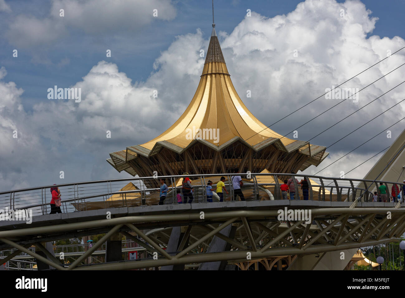 La Darul Hana Bridge e membro Legislative Building, Kuching, Sarawak Foto Stock