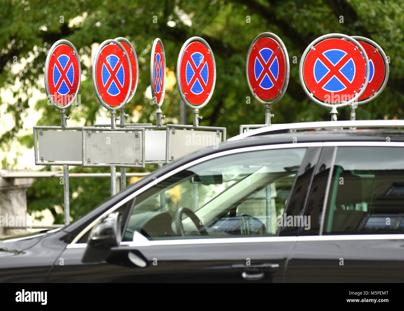 Segnaletica stradale " Parcheggio Vietato' e auto Foto Stock