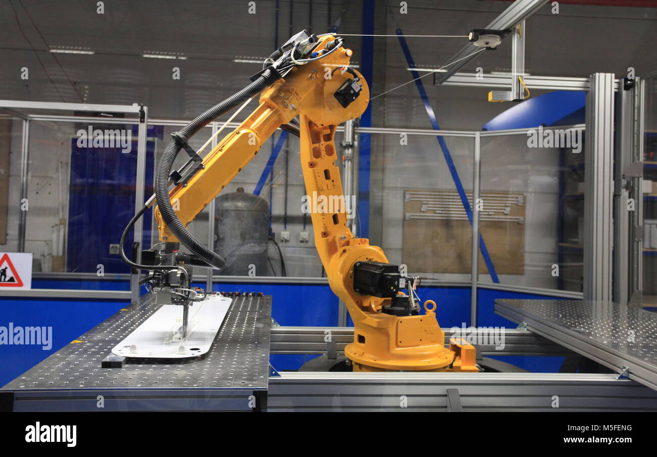 Industriali braccio robotico in elettronica linea di produzione Foto stock  - Alamy