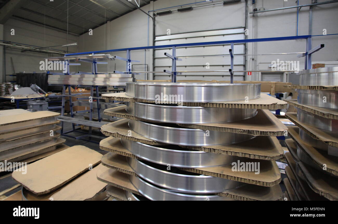 Un sacco di particolari in alluminio in officina presso la fabbrica di grandi dimensioni Foto Stock