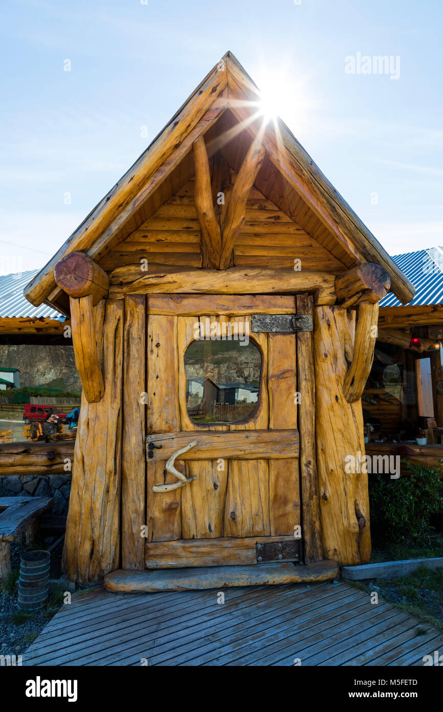 Facciata in legno e porta alla piccola caffetteria; piccolo villaggio di montagna di El Chalten; salta fuori il punto al Cerro Torre e Cerro Fitz Roy; Patagonia Argentina; Foto Stock