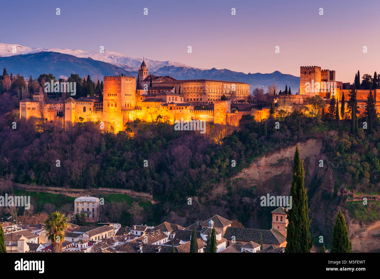 Alhambra di Granada e la Sierra Nevada in Andalusia, Spagna intorno al tramonto Foto Stock