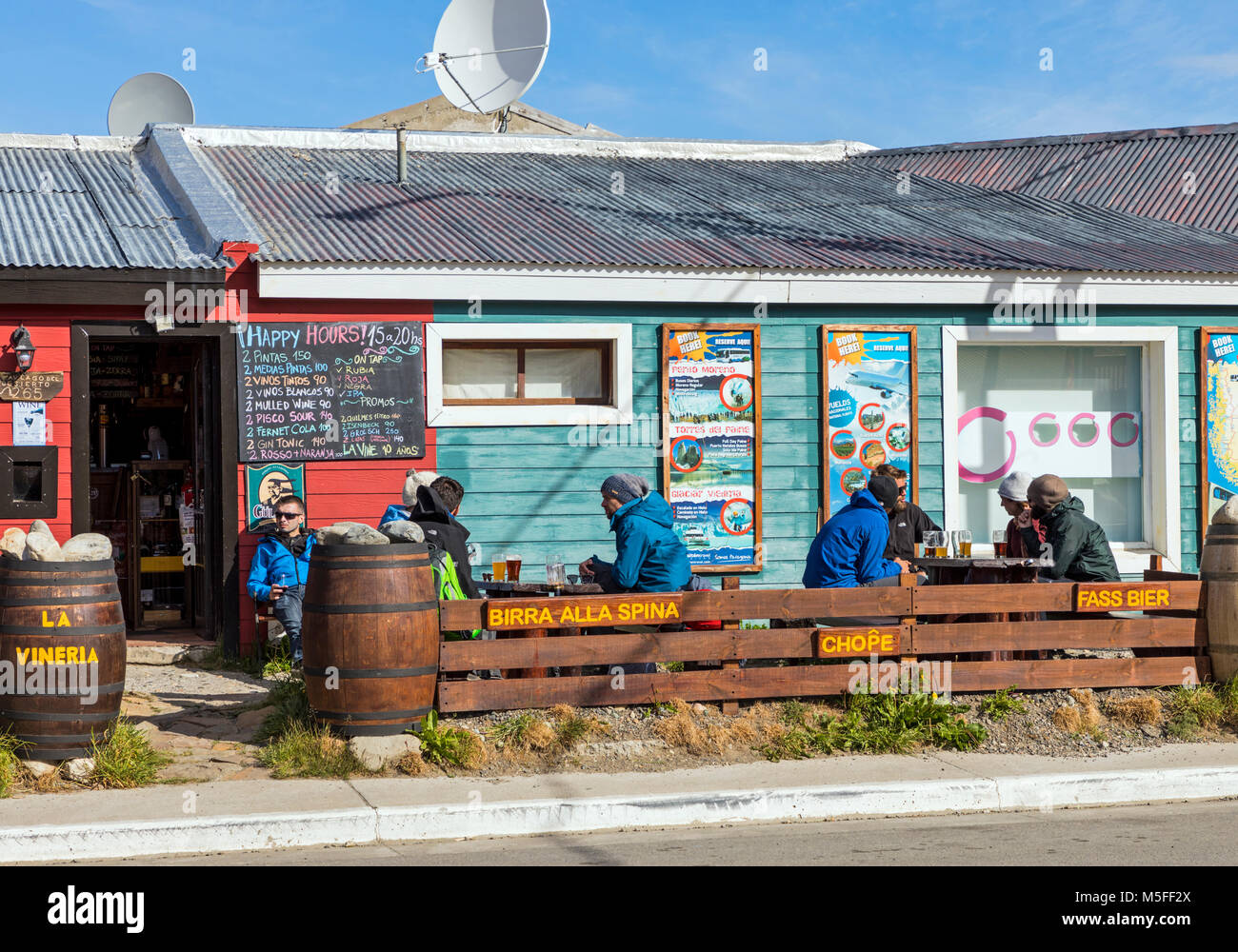 Gli ospiti godono di un cafe' all'aperto; piccolo villaggio di montagna di El Chalten; salta fuori il punto al Cerro Torre e Cerro Fitz Roy; Patagonia Argentina; Foto Stock