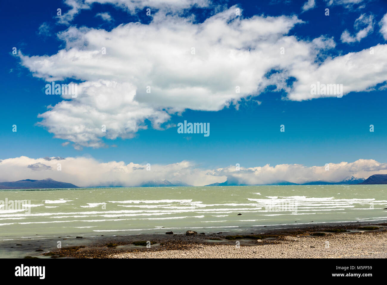 Vento onde spazzato sul colore glaciale acque del Lago Viedma in prossimità della punta del lago; Patagonia Argentina; Foto Stock