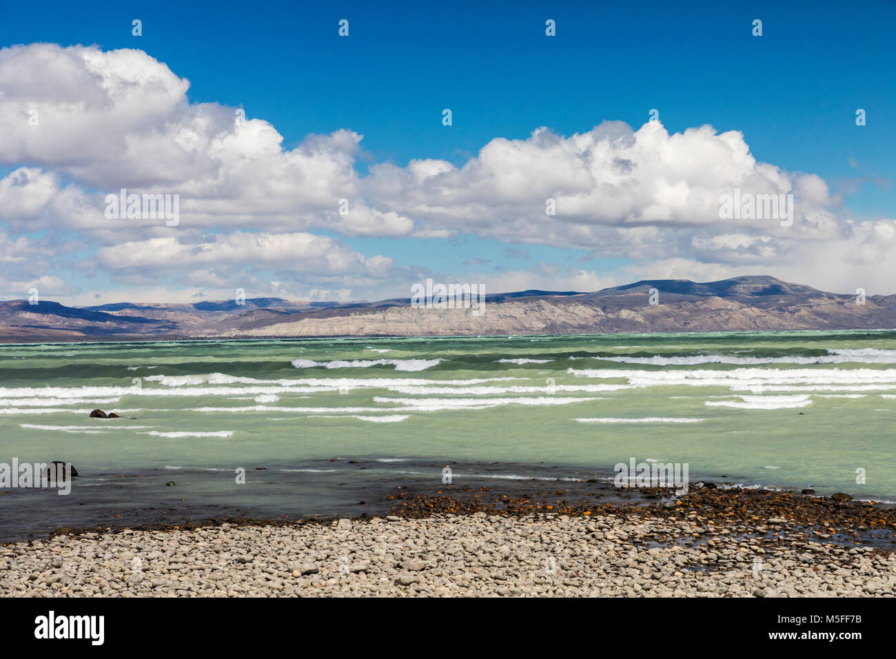 Vento onde spazzato sul colore glaciale acque del Lago Viedma in prossimità della punta del lago; Patagonia Argentina; Foto Stock