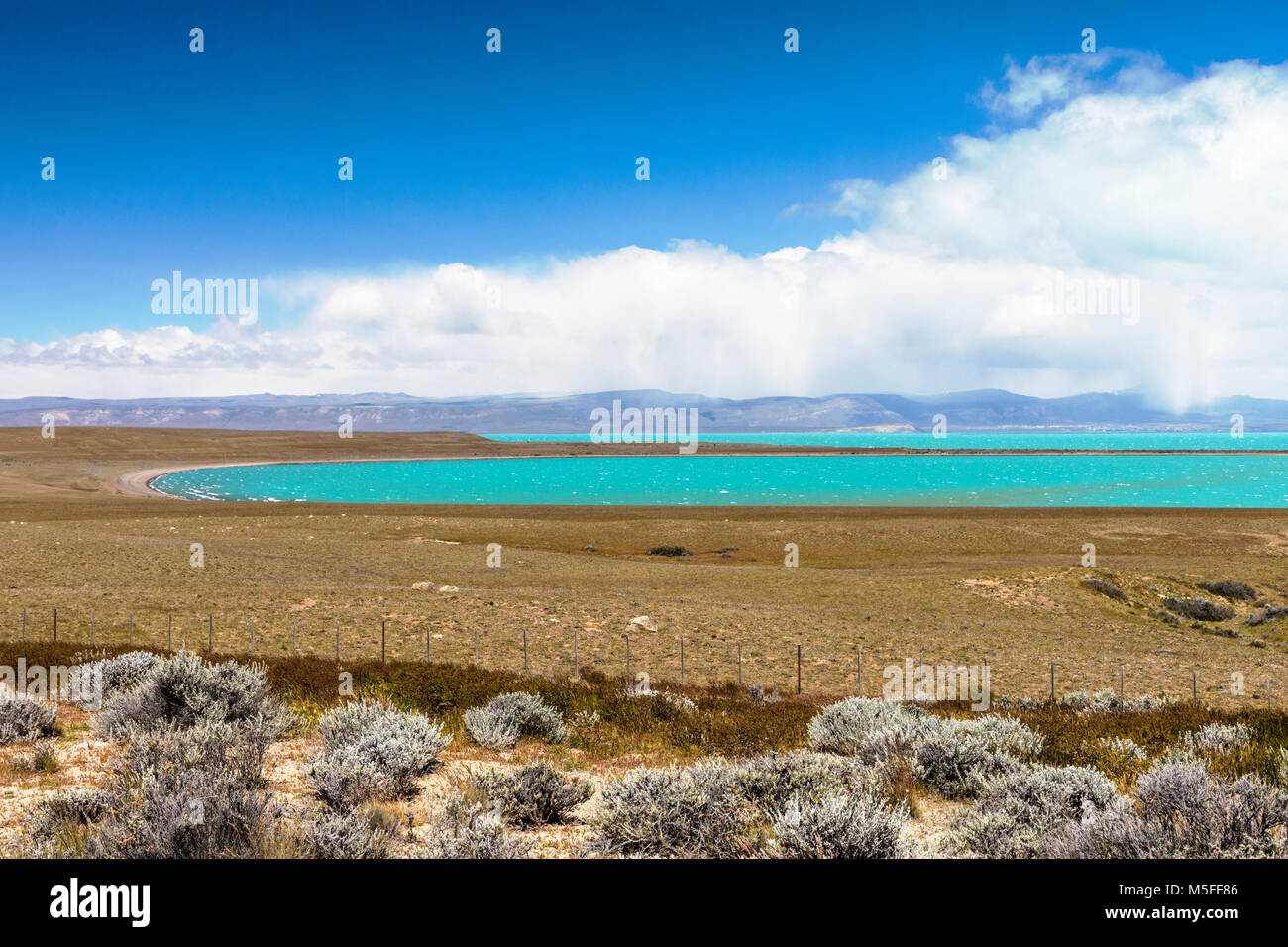 Colorate glaciale acque del Lago Argentino; Patagonia Argentina; Foto Stock