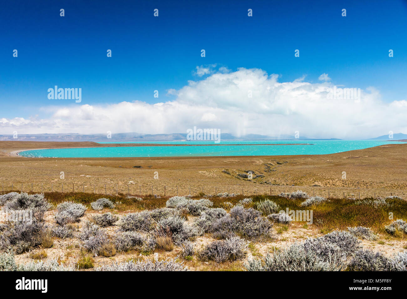 Colorate glaciale acque del Lago Argentino; Patagonia Argentina; Foto Stock