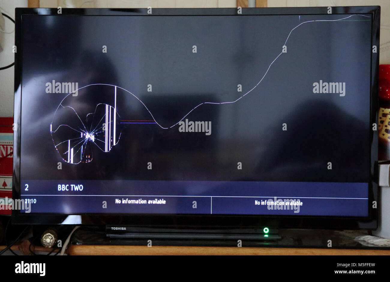 Nuovo di Zecca Toshiba televisore LED con un rotto schermo piatto Foto Stock