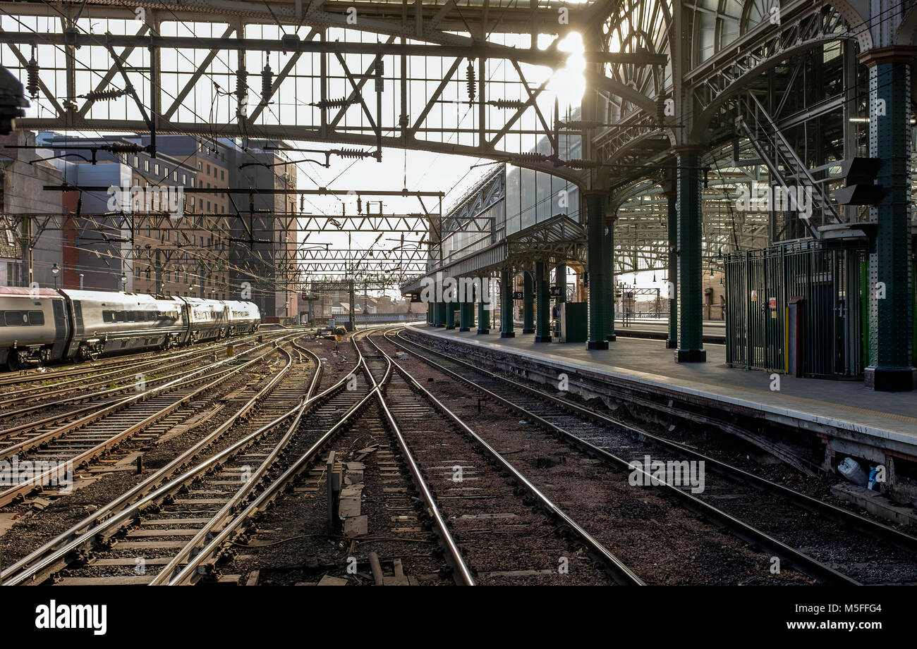 I binari ferroviari avvicinando stazione centrale di Glasgow, Glasgow, Scotland, Regno Unito Foto Stock