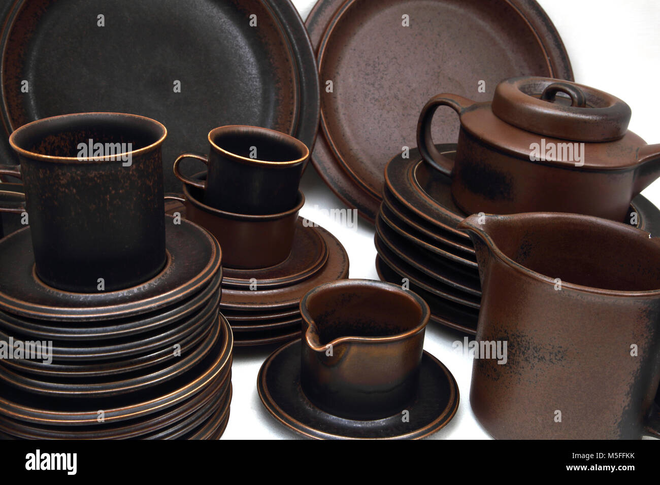 Vintage anni sessanta Arabia Finlandia RUSKA Set completo di stoviglie progettato da Ulla Proscope Foto Stock