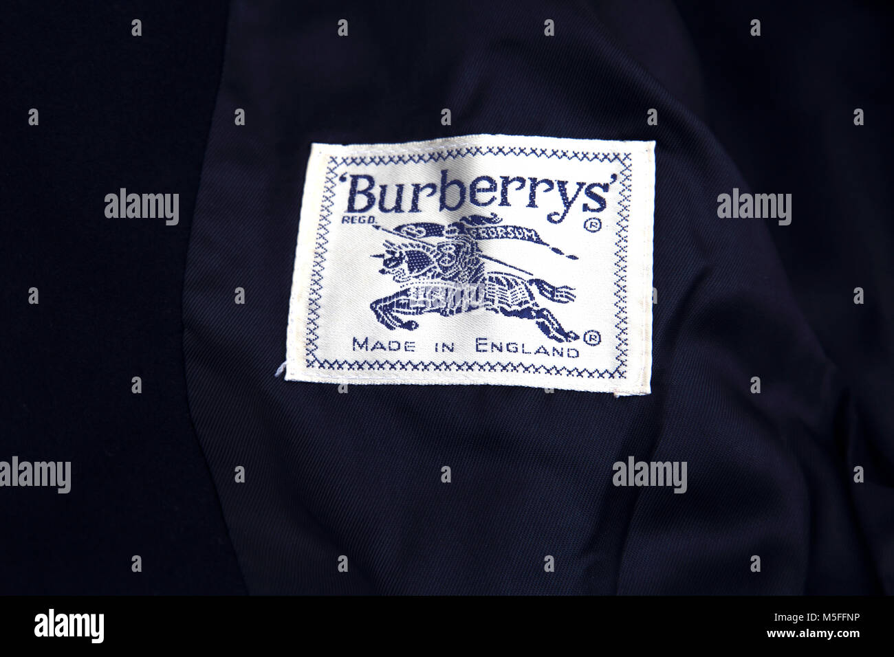 Etichetta all'interno nero camicia Burberrys Suit Foto Stock