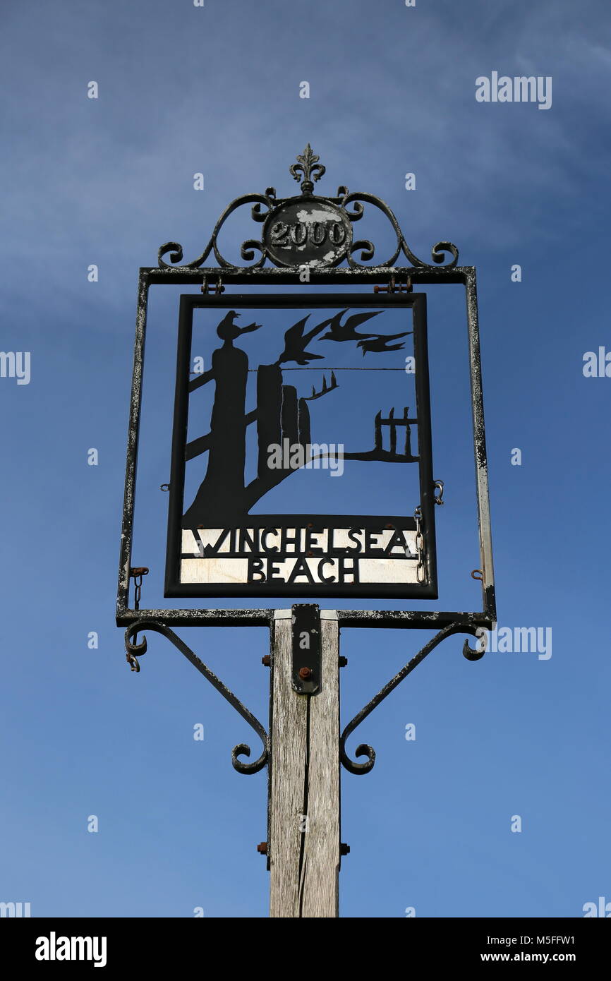 Villaggio millenium segno, a Pett livello strada, Winchelsea Beach, East Sussex, Inghilterra, Gran Bretagna, Regno Unito, Gran Bretagna, Europa Foto Stock