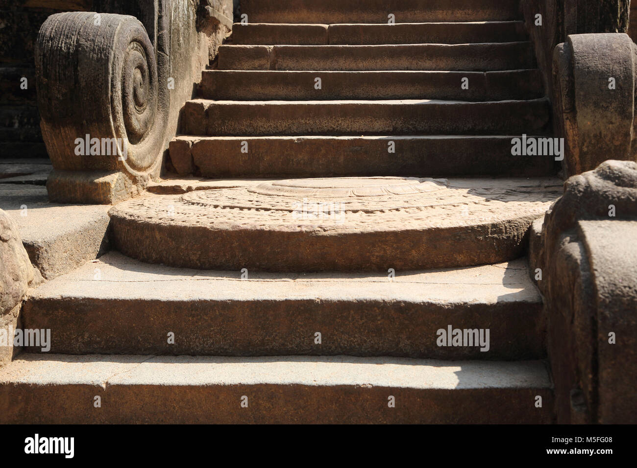 Polonnaruwa Nord provincia centrale dello Sri Lanka re della Camera del Consiglio Korakwak Gala e la Pietra di luna Foto Stock