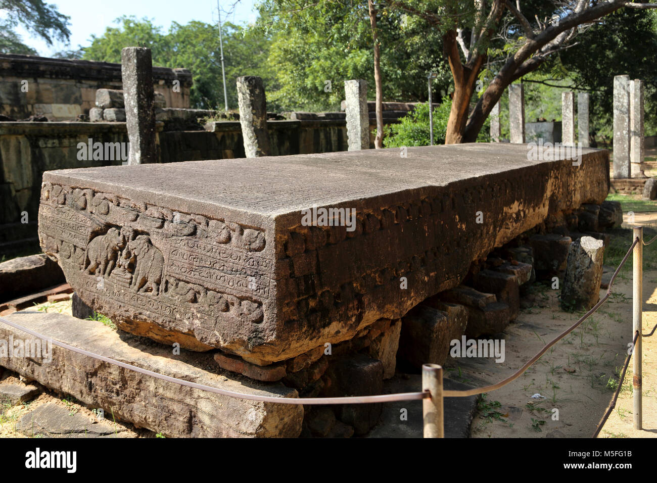 Polonnaruwa quadrangolo Nord provincia centrale dello Sri Lanka il Gal Pota (Libro di pietra) inscritto lastra di granito lodando le opere di Nissankamalla Foto Stock