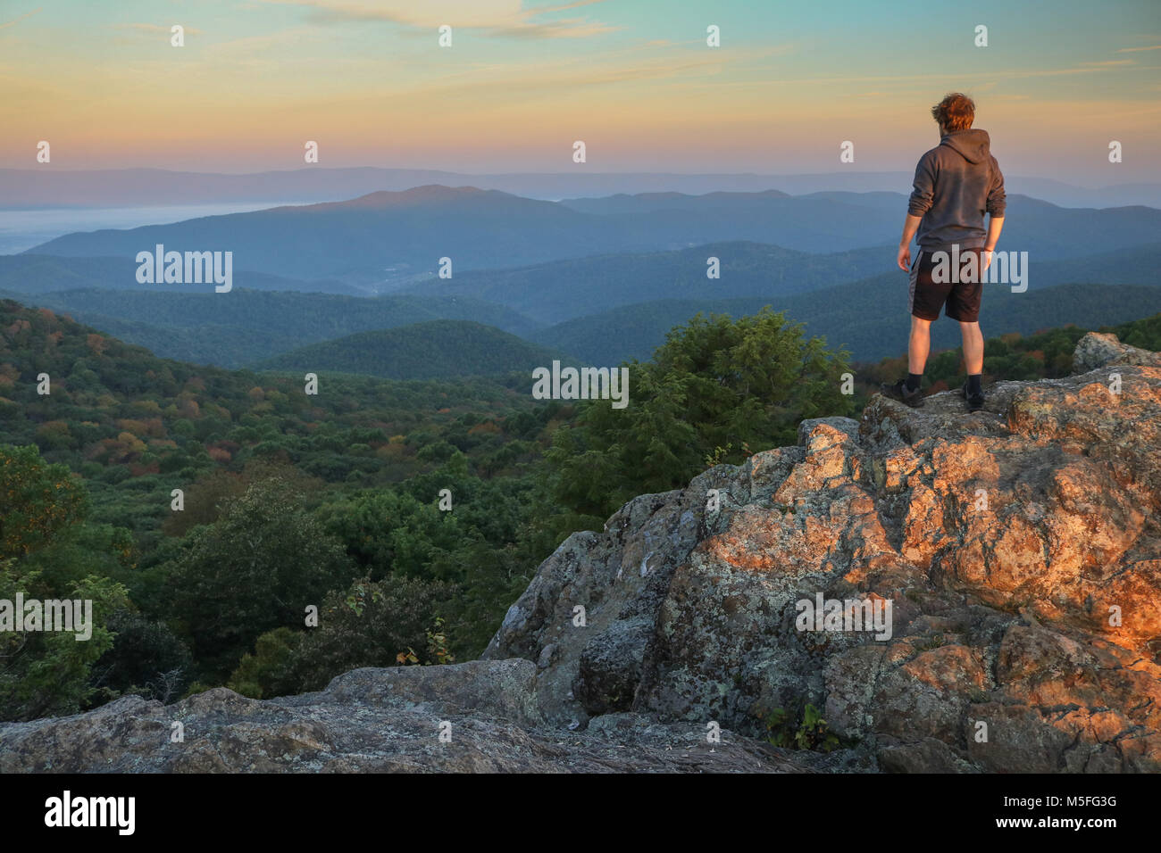 Sunrise a Bearfence montagna nel Parco Nazionale di Shenandoah, Virginia Foto Stock