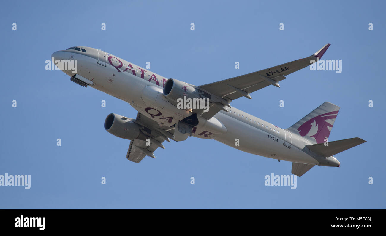 Qatar Airways Airbus A320 A7-LAA in partenza dall'aeroporto di Heathrow LHR Foto Stock