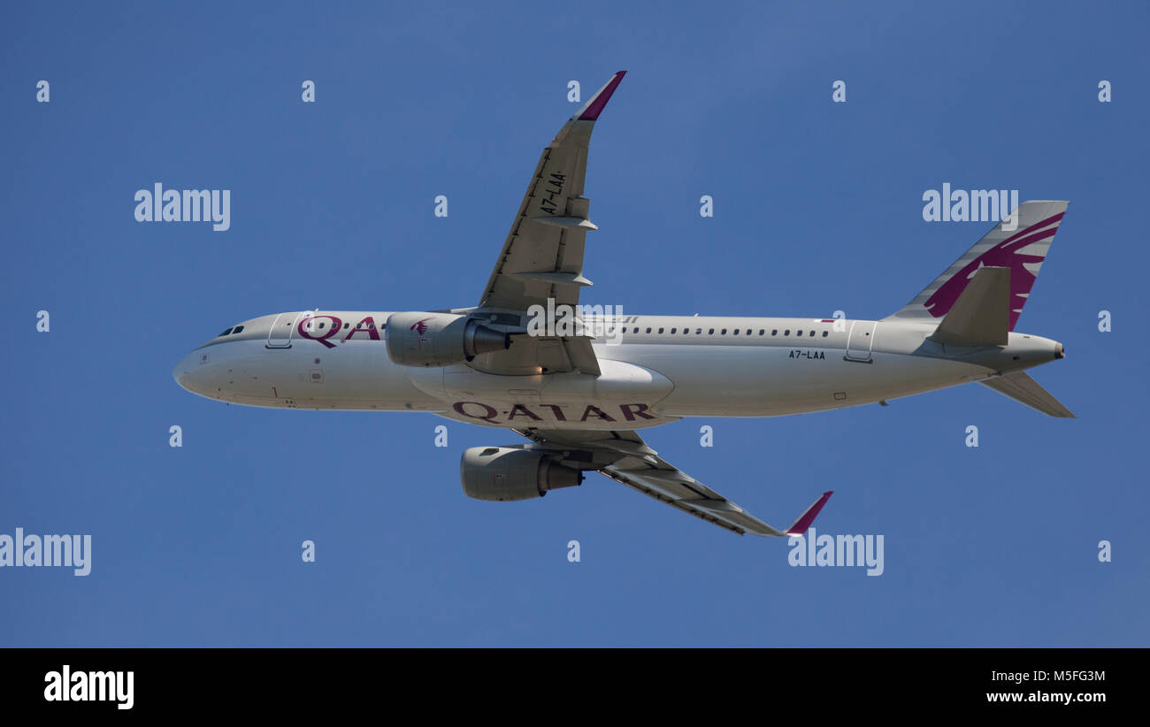Qatar Airways Airbus A320 A7-LAA in partenza dall'aeroporto di Heathrow LHR Foto Stock