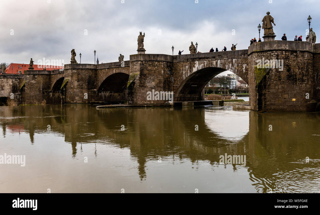 Alte Mainbrücke (Vecchio Ponte Principale), un stonebridge oltre il fiume principale, costruita 1473-1543, a Würzburg, Franconia, Baviera, Germania. Foto Stock