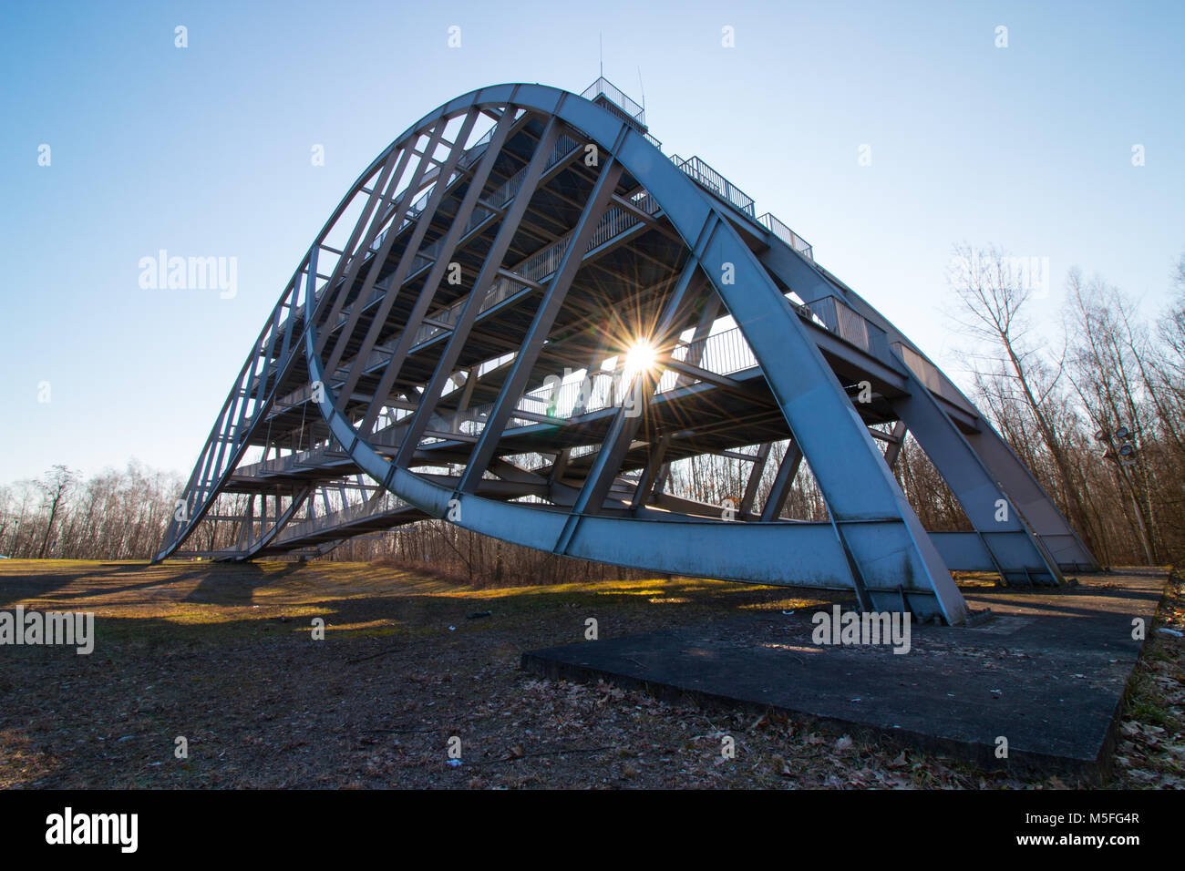 Bitterfeld, Germania - Febbraio 21,2018: il sole splende attraverso la struttura in acciaio della Bitterfeld arch, un punto di riferimento della Germania orientale città chimico Foto Stock