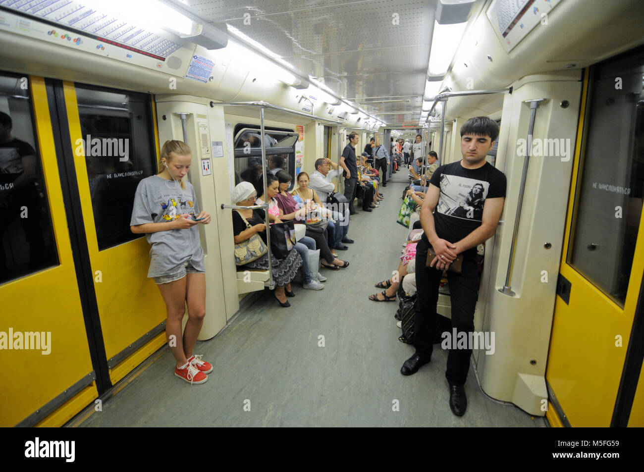 Metropolitana di Mosca con vagone passeggeri, Russia Foto Stock