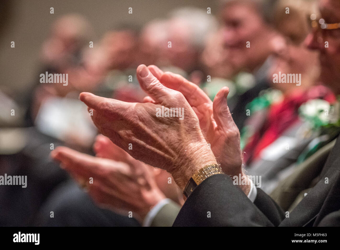 Uomo anziano battendo le mani in applausi in auditorium, Chevy Chase, Maryland. Foto Stock