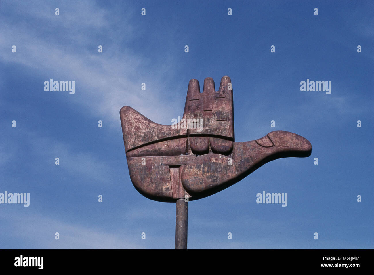 Una mano aperta il simbolo a Capitol Complex in chandigarh, India Foto Stock