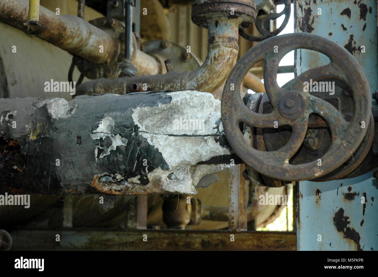 Valvole arrugginito in fabbrica di prodotti chimici, Bhopal, Madhya Pradesh, India, Asia Foto Stock