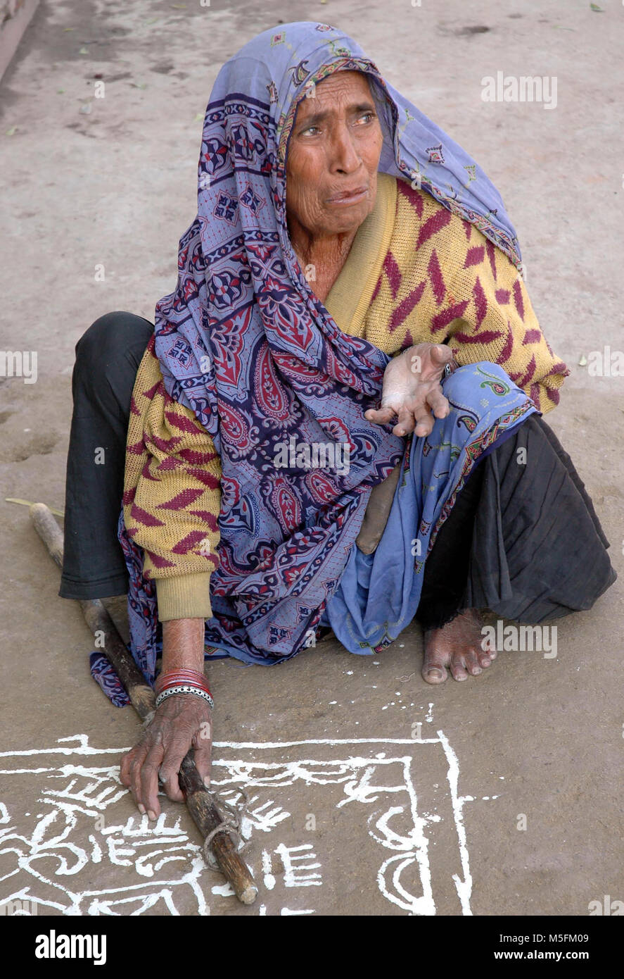 Il vecchio donna che piange, Union Carbide perdita di gas tragedia, Bhopal, Madhya Pradesh, India, Asia Foto Stock