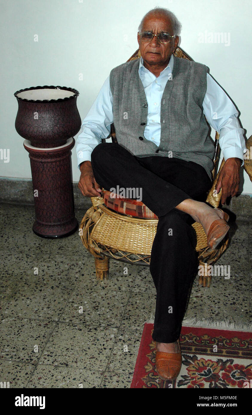Il vecchio uomo seduto su una sedia, Bhopal, Madhya Pradesh, India, Asia Foto Stock