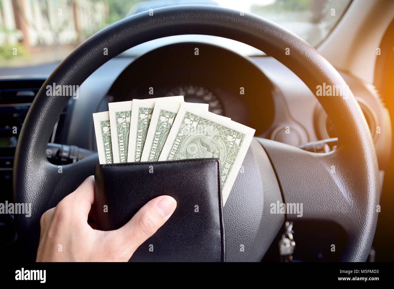 Dollaro per ogni giornata di shopping,un dollaro banconota viene in auto,denaro dell'America Foto Stock