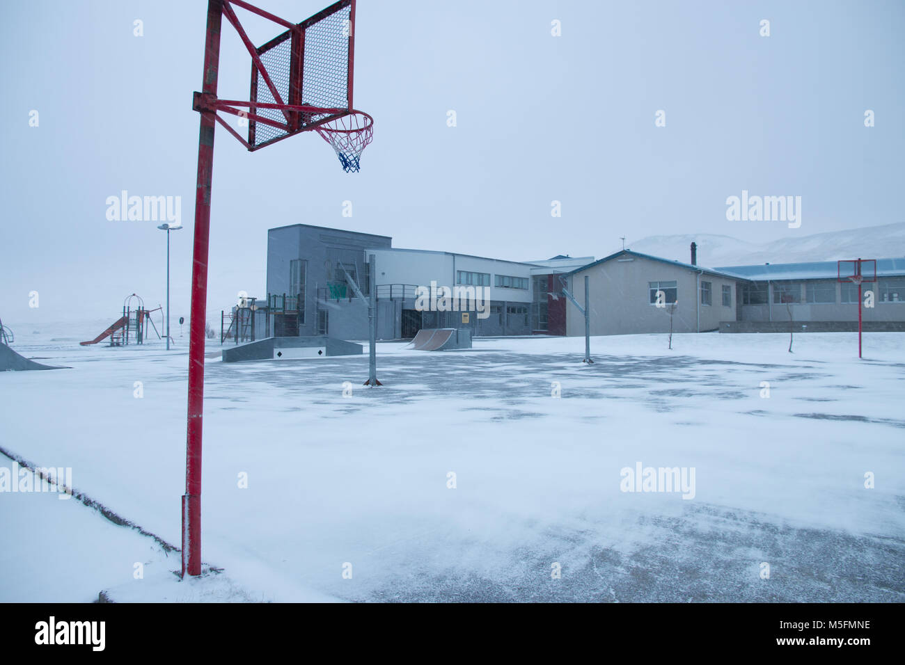 Scuola nevoso parco giochi di Grundarfjörður, Islanda Foto Stock