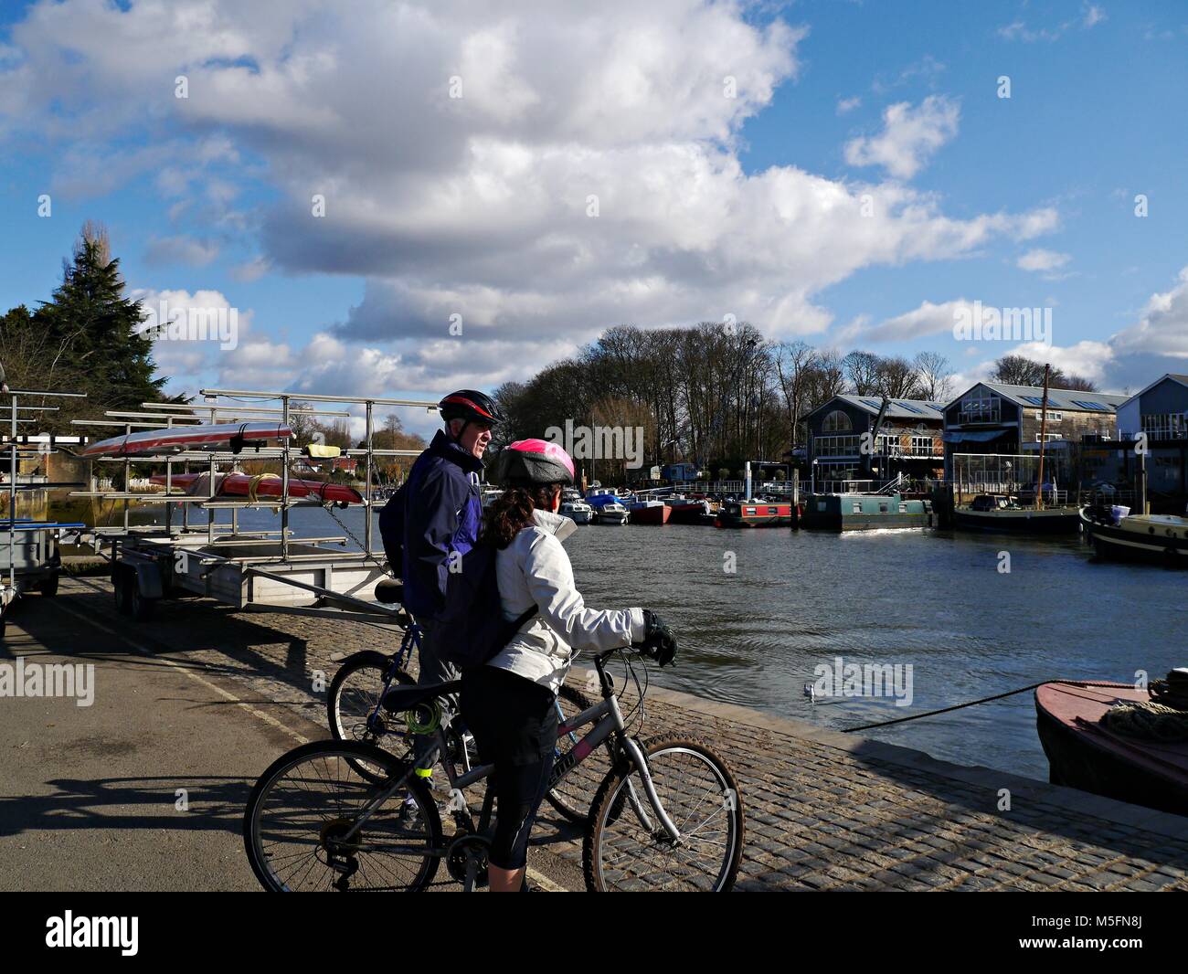 Due ciclisti guardando Eel Pie Island a Twickenham Greater London Regno Unito Foto Stock