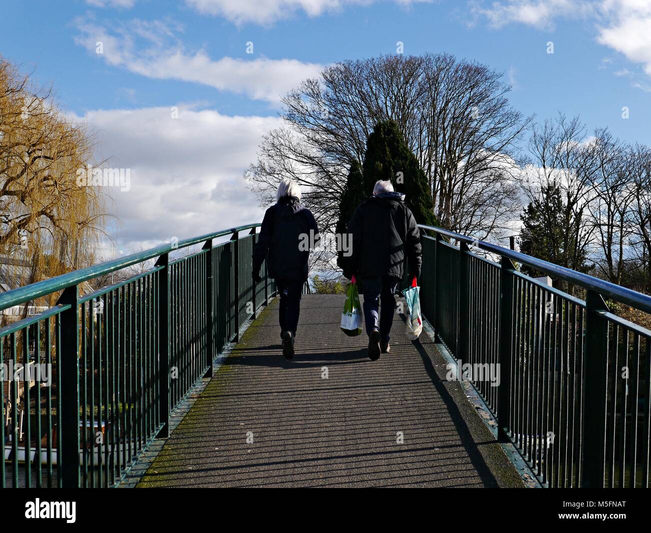 Il Footbridge di Anguilla isola a torta a Twickenham ,Londra,UK Foto Stock