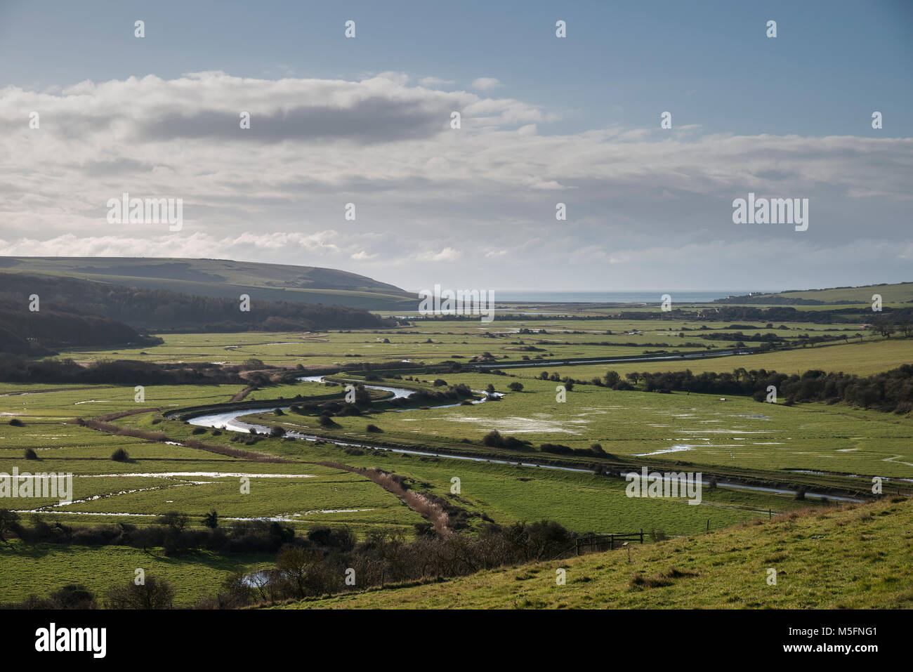 Bellissima vista lungo il fiume Cuckmere in South Downs paesaggio di campagna inglese e in inverno mattina Foto Stock