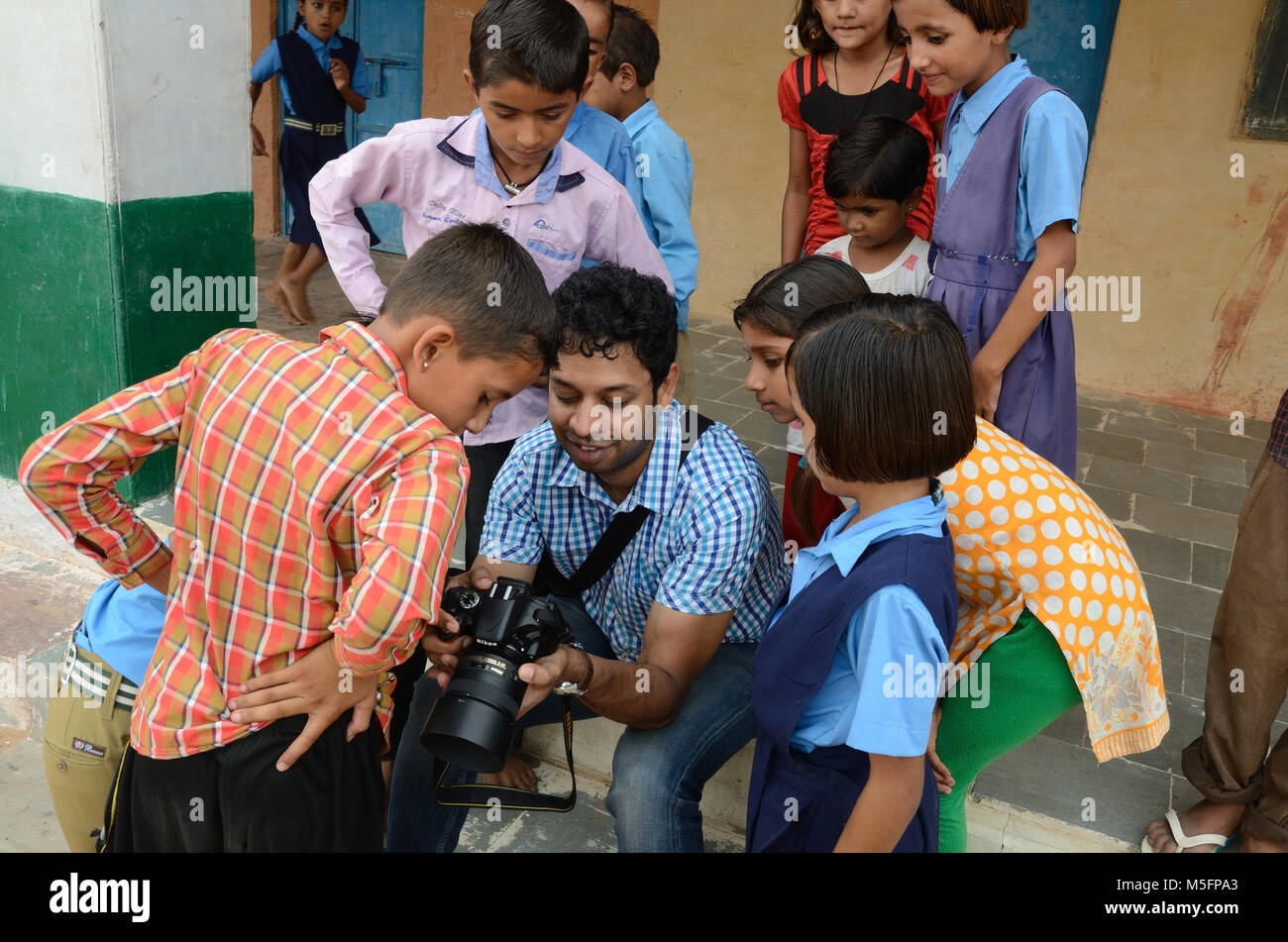 Il fotografo che mostra le foto di bambini, Jodhpur, Rajasthan, India, Asia Foto Stock