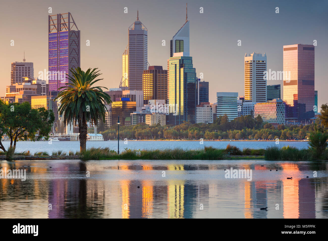Perth. Cityscape immagine dello skyline di Perth, Australia durante il tramonto. Foto Stock