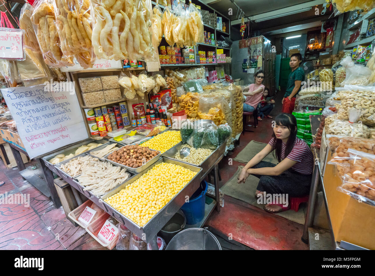 Bancarelle con la cucina di strada a Chinatown, Bangkok, Thailandia Foto Stock