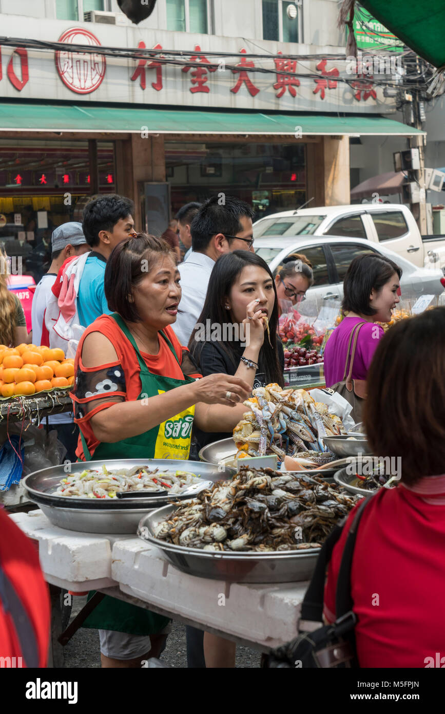 Bancarelle con la cucina di strada a Chinatown, Bangkok, Thailandia Foto Stock