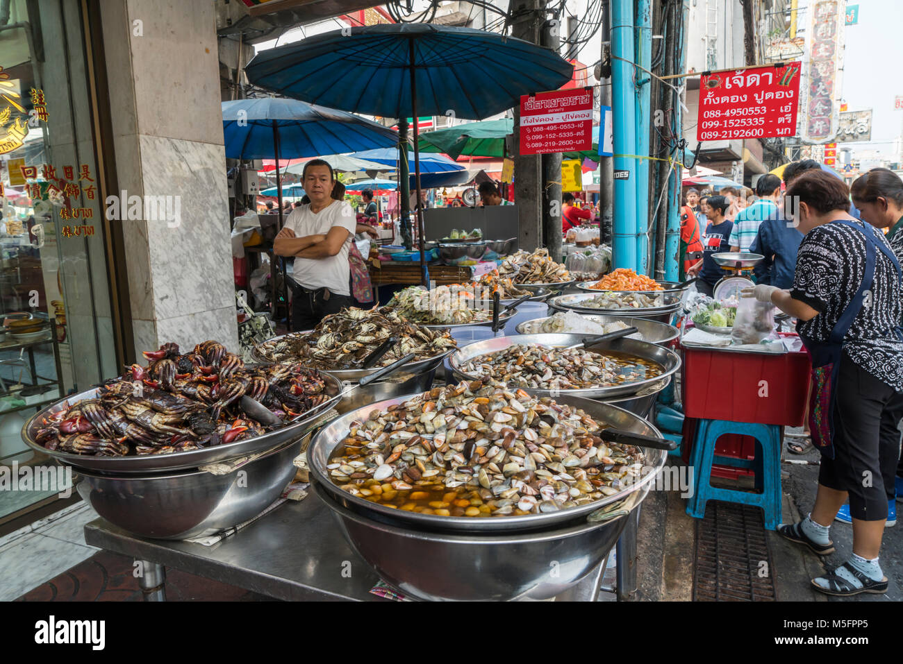 Bancarelle con la cucina di strada a Chinatown, Bangkok, Thailandia Foto Stock