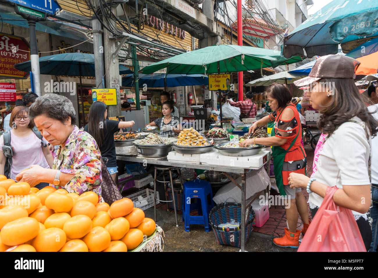 Bancarelle con la cucina di strada a Chinatown, Bangkok, Thailandia Foto Stock