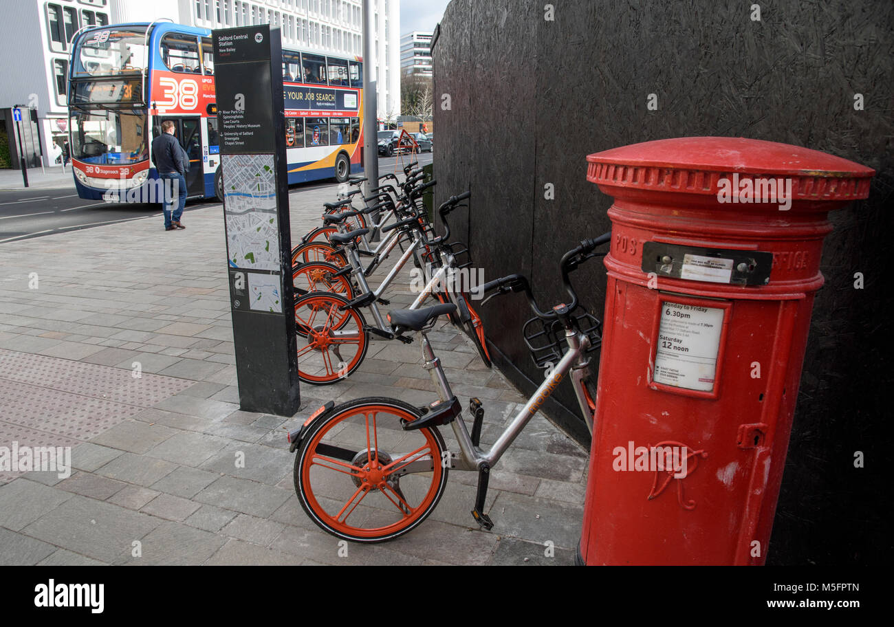 Mobikes vicino a Salford stazione ferroviaria centrale, Salford, Greater Manchester, Lancashire, Inghilterra, Regno Unito. Una bici in regime di Manchester e Foto Stock