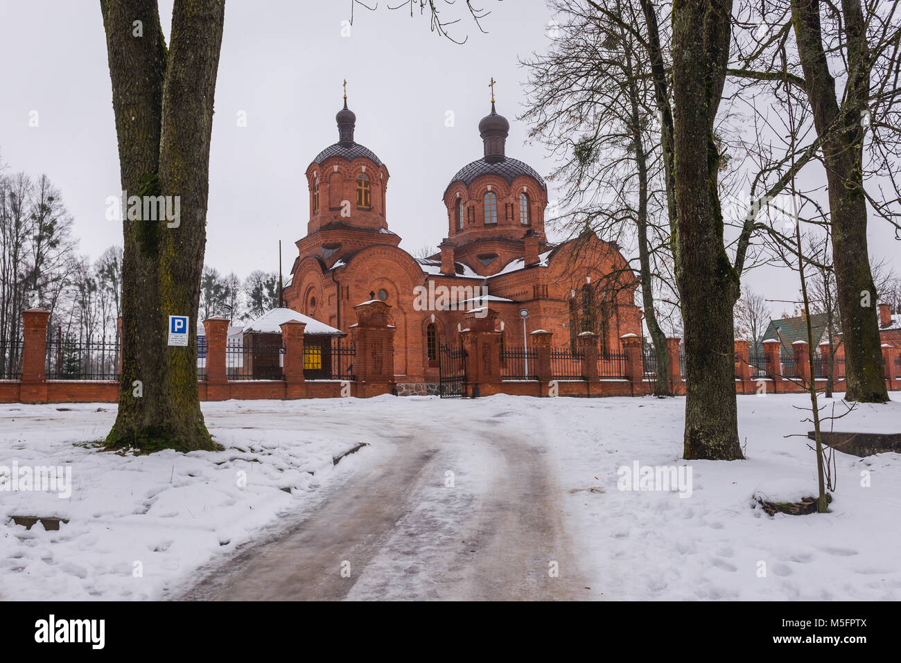 Chiesa ortodossa di San Nicola in Bialowieza villaggio situato nel mezzo della foresta di Bialowieza, Voivodato Podlaskie di Polonia Foto Stock