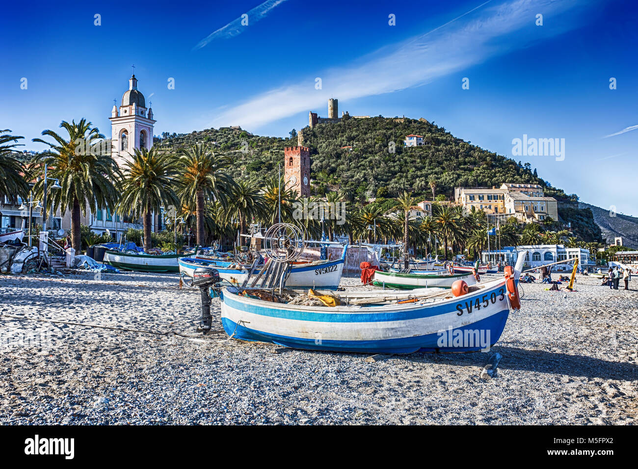 NOLI, Savona, Italia - Aprile 4, 2015 - La barca sulla spiaggia, Noli; Savona, Italia Foto Stock
