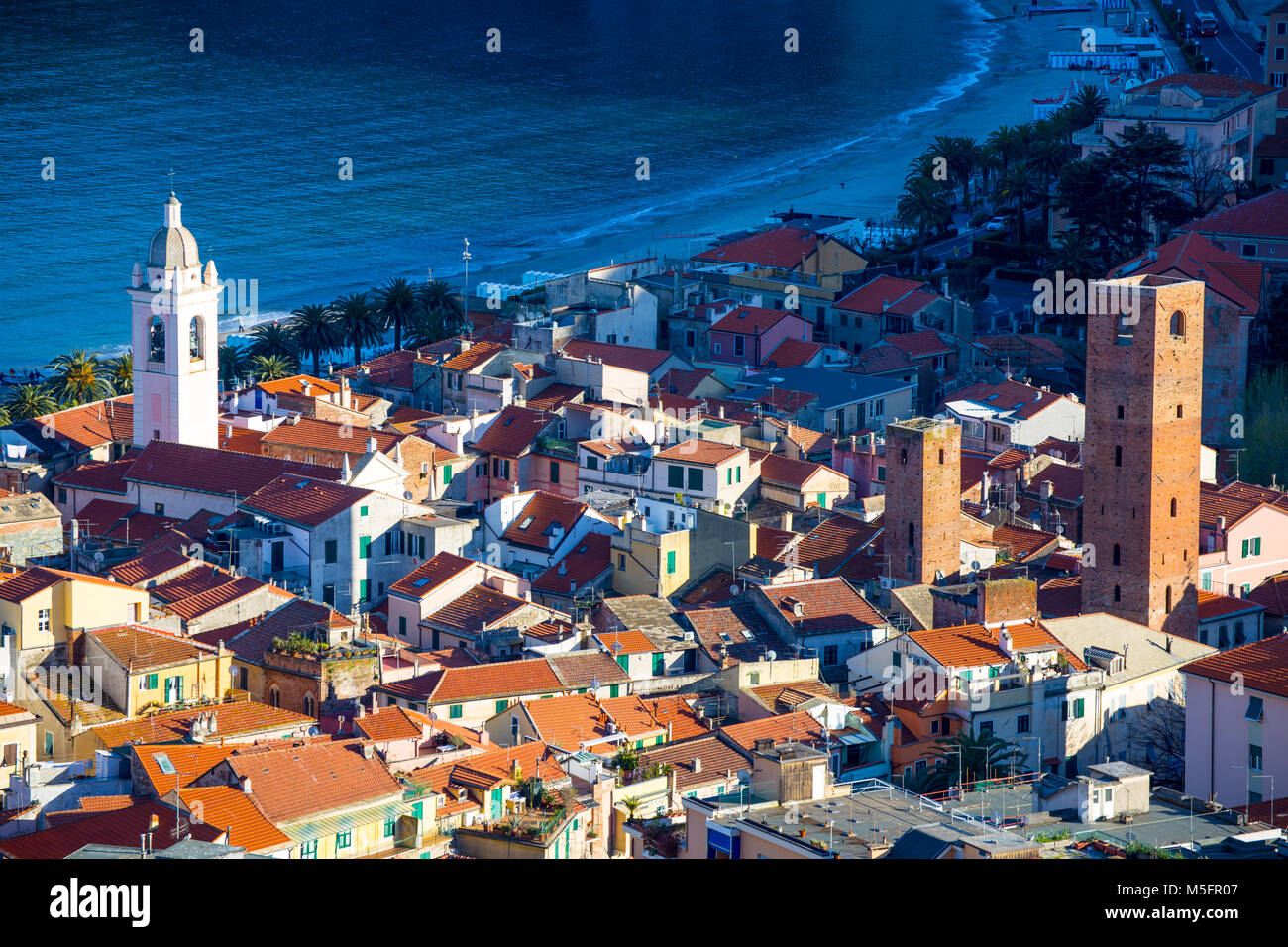 Vista del villaggio sul mare di Noli, Savona, Italia Foto Stock