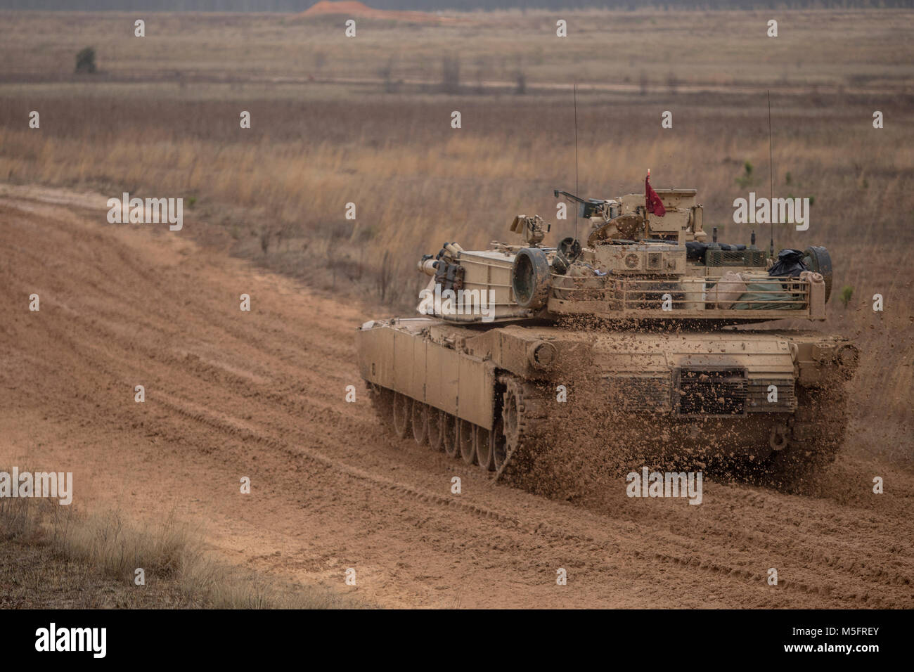 Un M1A1 Abrams serbatoio con Serbatoio 2° Battaglione, 2° Divisione Nautica manovre verso il basso una corsia di sparo durante il semi-annuale di qualifiche come parte di una distribuzione per esercizio di formazione a Fort Stewart, Ga., Feb 13, 2018. La DFT fornisce la possibilità di superare la stazione home gamma limitazioni nonché esercitare il battaglione la capacità di distribuzione di attrezzature e personale. (U.S. Marine Corps foto di Cpl. Aaron Henson) Foto Stock Un M1A1 Abrams serbatoio con Serbatoio 2° Battaglione, 2° Divisione Nautica manovre verso il basso una corsia di sparo durante il semi-annuale di qualifiche come parte di una distribuzione per esercizio di formazione a Fort Stewart, Ga., Feb 13, 2018. La DFT fornisce la possibilità di superare la stazione home gamma limitazioni nonché esercitare il battaglione la capacità di distribuzione di attrezzature e personale. (U.S. Marine Corps foto di Cpl. Aaron Henson) Foto Stock